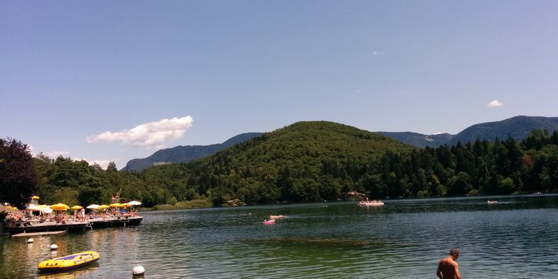 Die Montiggler Seen und der Kalterer See sind in kürzester Zeit mit dem Auto, dem Fahrrad oder den öffentlichen Verkehrsmitteln erreichbar.