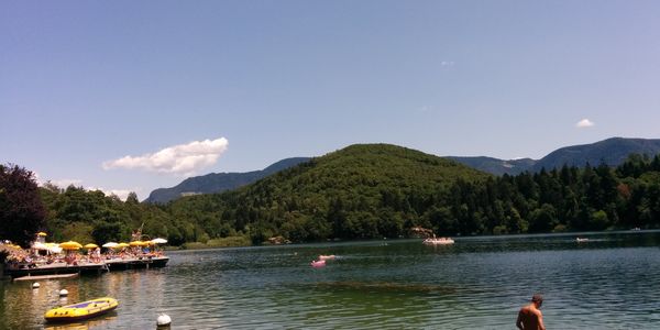 Die Montiggler Seen und der Kalterer See sind in kürzester Zeit mit dem Auto, dem Fahrrad oder den öffent-lichen Verkehrsmitteln erreichbar.